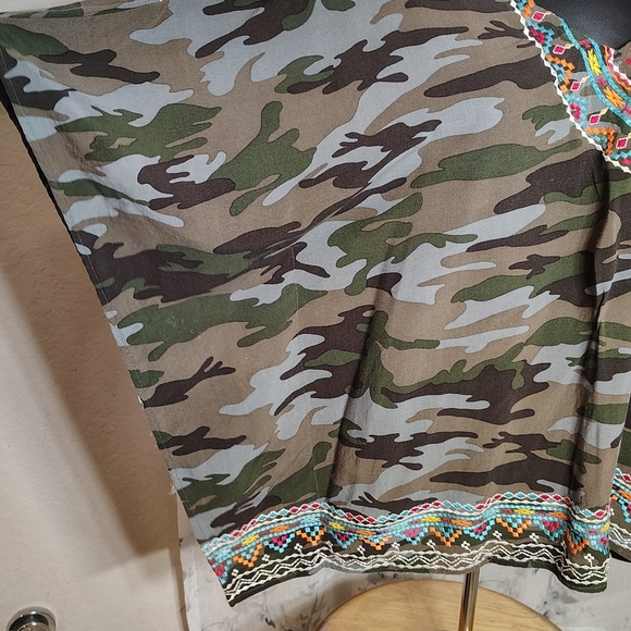 Savannah James Women's Camo Print Embroidered Ponchos Style Top Sz S/M - Picture 4 of 8